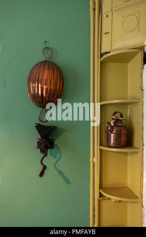 Merchant l'appartamento a Stavanger Maritime Museum. Le camere sono da circa 1910. La cucina ha un particolarmente inusuale schema colori! Foto Stock