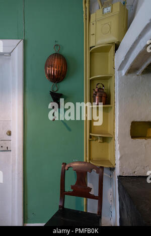 Merchant l'appartamento a Stavanger Maritime Museum. Le camere sono da circa 1910. La cucina ha un particolarmente inusuale schema colori! Foto Stock