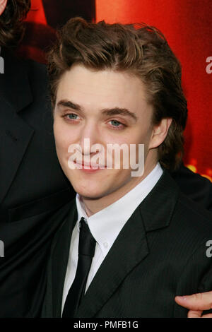 Kyle Gallner alla Premiere mondiale di New Line Cinema e Platinum Dunes produzione 'un incubo su Elm Street'. Gli arrivi presso Grauman's Chinese Theatre a Hollywood, CA, 27 aprile 2010. Foto di Giuseppe Martinez / PictureLux Riferimento File # 30202 077PLX per solo uso editoriale - Tutti i diritti riservati Foto Stock