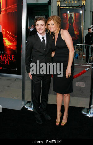 Kyle Gallner e Connie Britton presso la Premiere mondiale di New Line Cinema e Platinum Dunes produzione 'un incubo su Elm Street'. Gli arrivi presso Grauman's Chinese Theatre a Hollywood, CA, 27 aprile 2010. Foto di Giuseppe Martinez / PictureLux Riferimento File # 30202 numero di serie 078PLX per solo uso editoriale - Tutti i diritti riservati Foto Stock