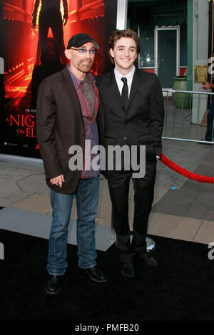 Jackie Earle Haley e Kyle Gallner alla Premiere mondiale di New Line Cinema e Platinum Dunes produzione 'un incubo su Elm Street'. Gli arrivi presso Grauman's Chinese Theatre a Hollywood, CA, 27 aprile 2010. Foto di Giuseppe Martinez / PictureLux Riferimento File # 30202 083PLX per solo uso editoriale - Tutti i diritti riservati Foto Stock