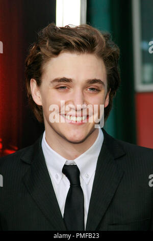 Kyle Gallner alla Premiere mondiale di New Line Cinema e Platinum Dunes produzione 'un incubo su Elm Street'. Gli arrivi presso Grauman's Chinese Theatre a Hollywood, CA, 27 aprile 2010. Foto di Giuseppe Martinez / PictureLux Riferimento File # 30202 085PLX per solo uso editoriale - Tutti i diritti riservati Foto Stock