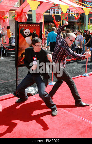 "Kung Fu Panda' Premiere Co-Directors John Stevenson e Mark Osborne il 6-1-2008 / Grauman's Chinese Theater / Hollywood, CA / DreamWorks / Foto di Giuseppe Martinez Riferimento File # 23527 0034PLX per solo uso editoriale - Tutti i diritti riservati Foto Stock