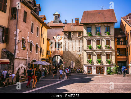 Il 7 agosto 2018, Annecy Francia : Annecy città vecchia strada pedonale vista con la torre dell orologio e gate Saint-Claire Foto Stock