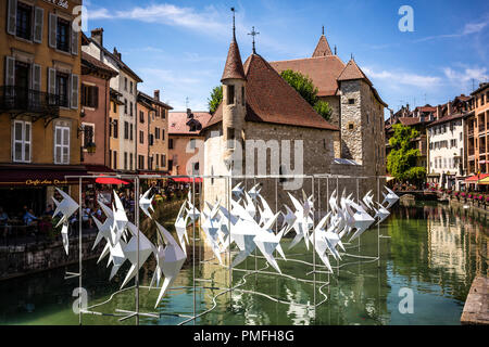 Il 7 agosto 2018, Annecy Francia : Palais de l'isle castello medievale a Annecy con Origamis scultura di Antoine Milian per Annecy paysages festival 2018 Foto Stock