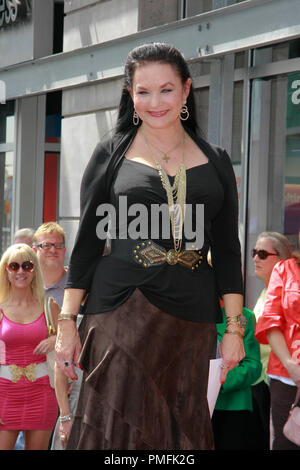 Crystal Gayle all'Hollywood Camera di Commercio cerimonia per onorare i suoi con il 2,390th della stella sulla Hollywood Walk of Fame su Vine Street vicino a Sunset Boulevard a Hollywood, CA, 2 ottobre 2009. Foto di Picturelux Riferimento File # 30082 06PLX per solo uso editoriale - Tutti i diritti riservati Foto Stock