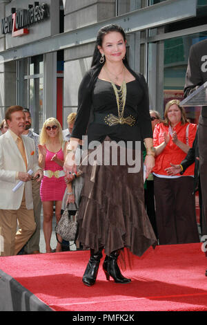 Crystal Gayle all'Hollywood Camera di Commercio cerimonia per onorare i suoi con il 2,390th della stella sulla Hollywood Walk of Fame su Vine Street vicino a Sunset Boulevard a Hollywood, CA, 2 ottobre 2009. Foto di Picturelux Riferimento File # 30082 09PLX per solo uso editoriale - Tutti i diritti riservati Foto Stock