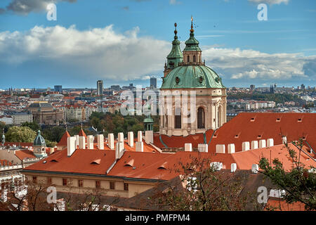 Vista al tramonto in Piazza dei Cavalieri della Croce con nuvole pesanti, Praga, Repubblica Ceca. Foto Stock