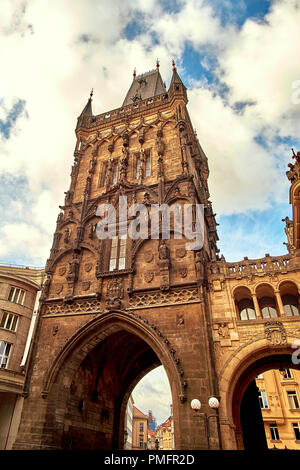 Torre della Polvere (Prasna brana) - gotico medievale porta della città costruita nel XV secolo e restaurato dopo essere stato danneggiato nella battaglia di Praga Foto Stock