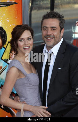 Jeffrey Dean Morgan e Hilarie Burton alla premiere di Warner Bros Foto "perdenti". Gli arrivi presso il Grauman's Chinese Theatre a Hollywood, CA. Aprile 20, 2010. Foto: Richard Chavez / PictureLux Riferimento File # 30186 084RAC per solo uso editoriale - Tutti i diritti riservati Foto Stock