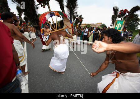 Tempio ballerini in estasi al tempio annuale festival in Europa più grande tempio indù di Hamm. Il clou della due-week festival è il festoso corteo attraverso la zona industriale di Hamm con il self-chase di alcuni ballerini del tempio. Foto Stock