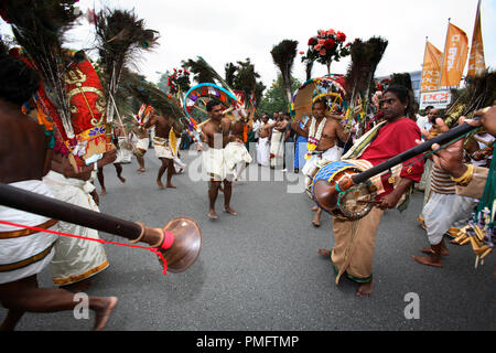 Tempio ballerini in estasi al tempio annuale festival in Europa più grande tempio indù di Hamm. Il clou della due-week festival è il festoso corteo attraverso la zona industriale di Hamm con il self-chase di alcuni ballerini del tempio. Foto Stock