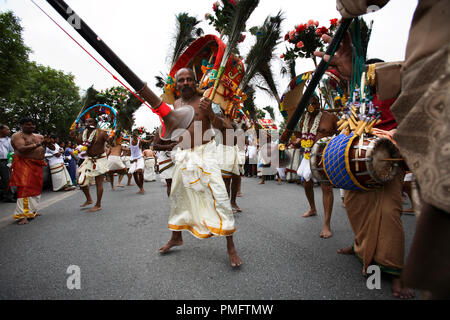 Tempio ballerini in estasi al tempio annuale festival in Europa più grande tempio indù di Hamm. Il clou della due-week festival è il festoso corteo attraverso la zona industriale di Hamm con il self-chase di alcuni ballerini del tempio. Foto Stock