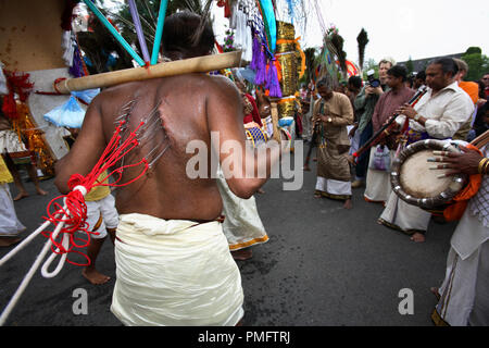 Tempio ballerini in estasi al tempio annuale festival in Europa più grande tempio indù di Hamm. Il clou della due-week festival è il festoso corteo attraverso la zona industriale di Hamm con il self-chase di alcuni ballerini del tempio. Foto Stock