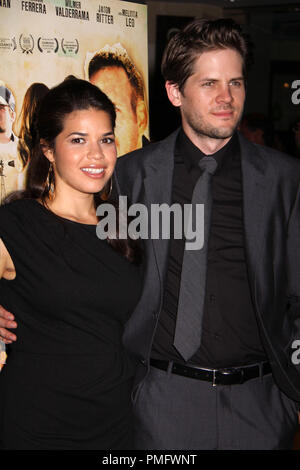 America Ferrera, Ryan Piers Williams 07/19/10 "la terra asciutta' Premiere @ Pacific Design Center di Los Angeles Foto di Megumi Torii/HNW / PictureLux Riferimento File # 30344 005PLX per solo uso editoriale - Tutti i diritti riservati Foto Stock