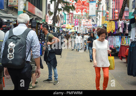 Kuala Lumpur, Malesia - 8 settembre, 2017: persone passeggiata molto trafficata e popolare Jalan Petaling nella Chinatown di Kuala Lumpur in Malesia Foto Stock