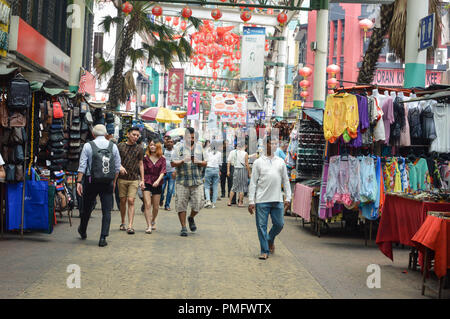 Kuala Lumpur, Malesia - 8 settembre, 2017: persone passeggiata molto trafficata e popolare Jalan Petaling nella Chinatown di Kuala Lumpur in Malesia Foto Stock