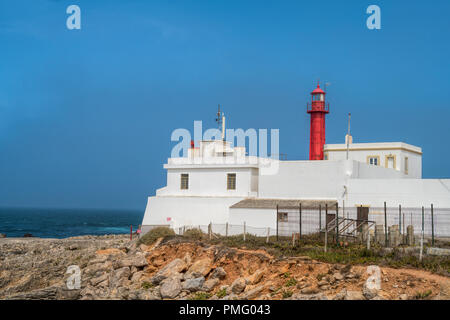 Vista con Cabo Raso faro e il Forte di San Bras vicino alla spiaggia di Guincho nella zona di Cascais, Portogallo. Foto Stock