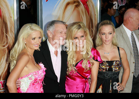 La casa Bunny Premiere Holly Madison, Hugh Hefner, Bridget Marquardt, Kendra Wilkinson 8-20-2008 / Mann Village Theatre / Westwood, CA / Columbia Pictures / Foto di Giuseppe Martinez Riferimento File # 23592 0133PLX per solo uso editoriale - Tutti i diritti riservati Foto Stock