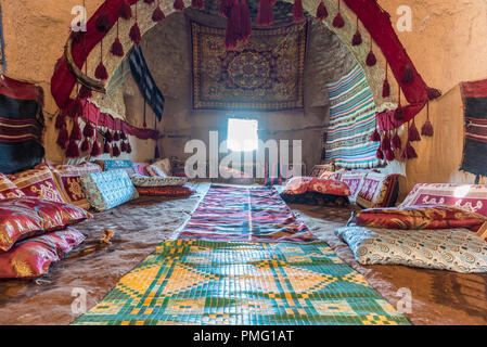 Vista interna di alveare tradizionale in mattoni di fango deserto case in Sanliurfa,Turchia Foto Stock