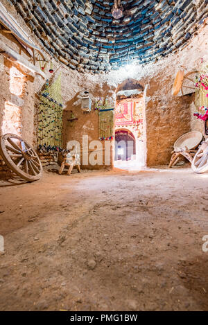 Vista interna di alveare tradizionale in mattoni di fango deserto case in Sanliurfa,Turchia Foto Stock