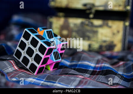 Dobrich, Bulgaria - 05.09.18: una piazza puzzle toy Foto Stock