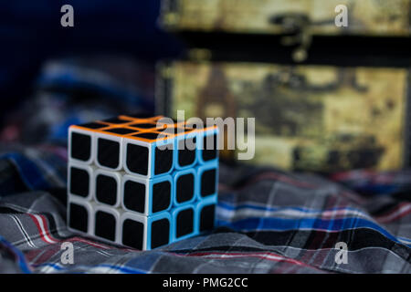 Dobrich, Bulgaria - 05.09.18: una piazza puzzle toy Foto Stock