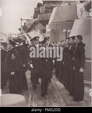 Edward l'ottavo nel 1936 ispezionando i membri dell'equipaggio a bordo HMS Royal Oak della Royal Navy che più tardi è stata assorbita da U-47, 14 ottobre 1939 a Scapa Flow. Edward VIII più tardi abdicato al trono dopo che cercano di sposare Wallis Simpson i divorziati American socialite Foto Stock