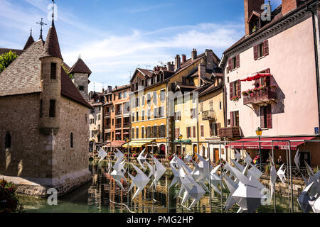 Il 7 agosto 2018, Annecy Francia : Palais de l'isle castello medievale a Annecy con Origamis scultura di Antoine Milian per Annecy paysages festival 2018 Foto Stock