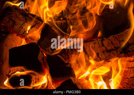 La combustione di legna da ardere e carbone di legna per il fuoco del camino Foto Stock