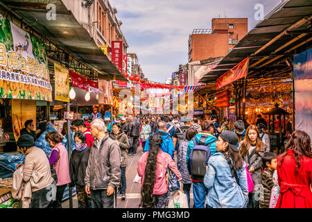 Il 15 febbraio 2018, Taipei Taiwan: Dihua Old jie shopping street view è pieno di gente in Taipei Taiwan Foto Stock