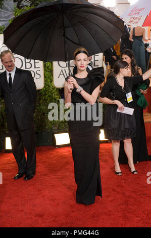 Nominati per ottenere le migliori prestazioni da un'attrice IN UNA SERIE TELEVISIVA Ð dramma per il suo ruolo in ÒMad MenÓ (AMC) attrice gennaio Jones assiste la 67th Annuale di Golden Globe Awards presso il Beverly Hilton di Beverly Hills, CA domenica 17 gennaio, 2010. Informazioni di moda: nero Lanvin con Brian Atwood talloni e Neil Lane gioielli Foto Stock