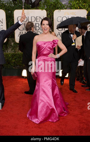 L'attrice Lauren Graham arriva al 67th Annuale di Golden Globe Awards presso il Beverly Hilton di Beverly Hills, CA domenica 17 gennaio, 2010. Moda Informazioni: rosa caldo Monique Lhuillier abito con Lorraine Schwartz gioielli, Manolo Blahnik tacchi e un adattamento di hot pink borsa da Judith Lieber Foto Stock