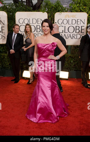 L'attrice Lauren Graham arriva al 67th Annuale di Golden Globe Awards presso il Beverly Hilton di Beverly Hills, CA domenica 17 gennaio, 2010. Moda Informazioni: rosa caldo Monique Lhuillier abito con Lorraine Schwartz gioielli, Manolo Blahnik tacchi e un adattamento di hot pink borsa da Judith Lieber Foto Stock