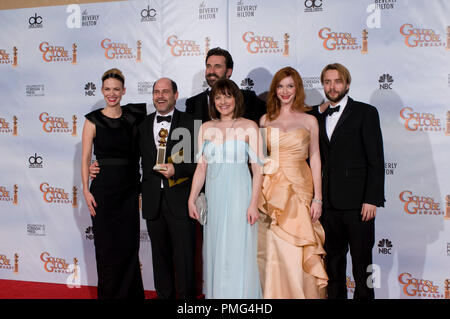 Dopo aver ricevuto il Golden Globe per il Miglior serie televisiva Ð dramma per ÒMad MenÓ (AMC), prodotta da Lionsgate, Matthew Weiner pone backstage con gennaio Jones, John Hamm, Elisabeth Moss, Christina Hendricks e Vincent Kartheiser nella sala stampa della sessantasettesima Annuale di Golden Globe Awards presso il Beverly Hilton di Beverly Hills, CA domenica 17 gennaio, 2010. Foto Stock