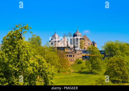 Ottima vista del lato ovest di Sababurg noto anche come la Bella Addormentata Castello, giacente sulla cima di una collina nella magnifica Foresta Reinhardswald in Nord... Foto Stock