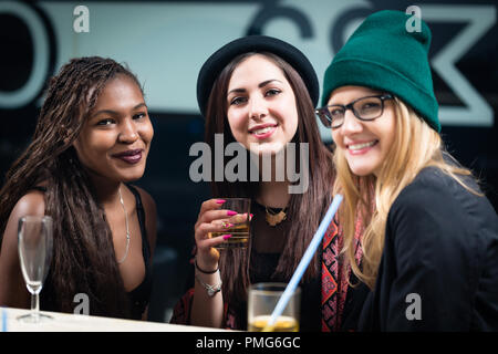 Diversi femmina gli amici sorseggiando bevande a parte Foto Stock