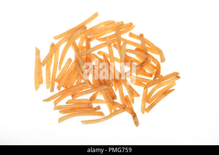 Pila di patatine fritte o chip su sfondo bianco Foto Stock