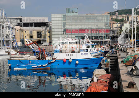 In Italia, la Liguria, Genova Porto Antico, Galata Museo del Mare con le barche dei pescatori. Foto Stock