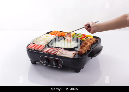 Grill elettrico stufa con cibo isolati su sfondo bianco Foto Stock