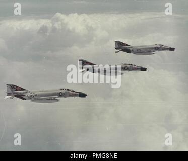 In bianco e nero la fotografia aerea mostra 3 marina degli Stati Uniti, McDonnell Douglas F-4 Phantom II di aerei in volo con le nuvole in distanza, fotografato durante la Guerra del Vietnam, 1965. () Foto Stock