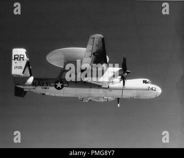 In bianco e nero la fotografia aerea mostra una vista di profilo della marina degli Stati Uniti Northrop Grumman E-2 Hawkeye, un early warning (AEW) aeromobili con un grande piatto di radar montato al di sopra della cabina principale e i numeri "743" sul suo naso, mentre in volo, fotografato durante la Guerra del Vietnam, 1965. () Foto Stock