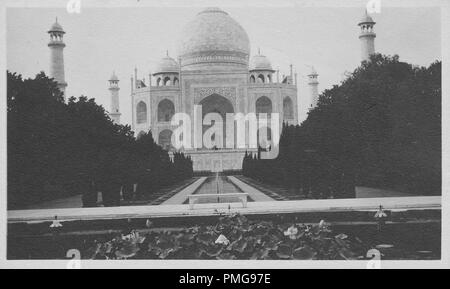 Fotografia in bianco e nero su cartoncino, con un'immagine del Taj Mahal, un mausoleo di marmo, con un monumentale, iwan ingresso, pishtaq sporgente, grande cupola centrale e quattro minareti, che è stato commissionato da imperatore Mughal Shah Jahan in 1632, girato da un angolo basso, con una piscina a specchio visibile in primo piano, probabile raccolti come un souvenir turistici durante un viaggio in India, 1910. () Foto Stock