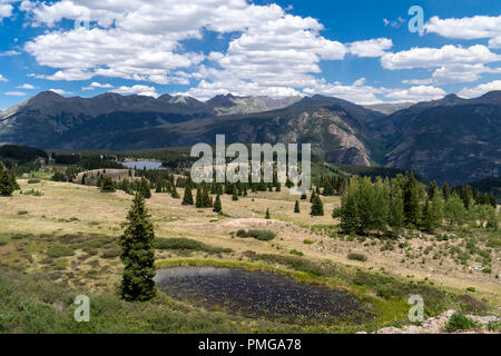 Vista di Molas passano lungo i milioni di dollari di autostrada in Colorado di San Juan Mountains National Forest Foto Stock