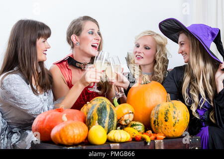 Quattro donne allegro celebrare Halloween insieme Foto Stock