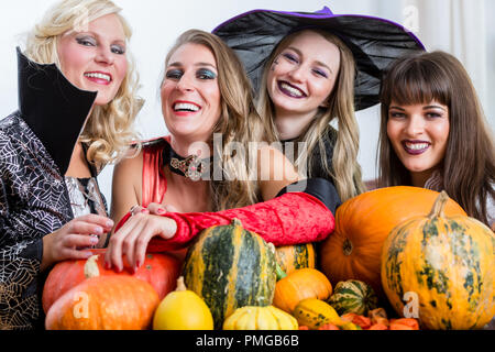 Quattro donne allegro celebrare Halloween insieme Foto Stock