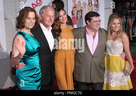 Sigourney Weaver, Victor Garber, ODETTE Yustman, Regista/Produttore Andy Fickman e Kristen Bell al Premiere mondiale di Touchstone Pictures 'nuovamente l'. Gli arrivi presso l'El Capitan theater a Hollywood, CA. Settembre 22, 2010. Foto: Richard Chavez / PictureLux Riferimento File # 30484 156RAC per solo uso editoriale - Tutti i diritti riservati Foto Stock