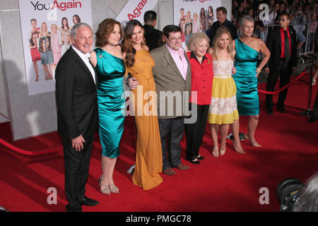 Victor Garber, Sigourney Weaver, ODETTE Yustman, Regista/Produttore Andy Fickman, Betty White, Kristen Bell e Jamie Lee Curtis alla Premiere mondiale di Touchstone Pictures 'nuovamente l'. Gli arrivi presso l'El Capitan theater a Hollywood, CA. Settembre 22, 2010. Foto: Richard Chavez / PictureLux Riferimento File # 30484 163RAC per solo uso editoriale - Tutti i diritti riservati Foto Stock