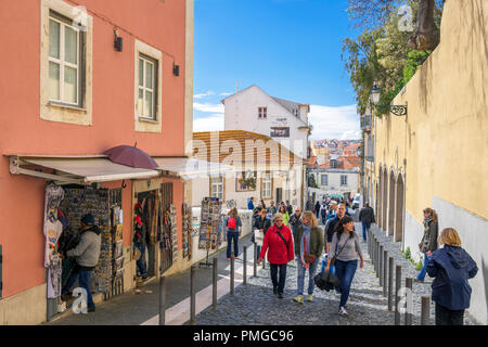 Rua do Milagre de Santo António nel quartiere di Alfama, Lisbona, Portogallo Foto Stock