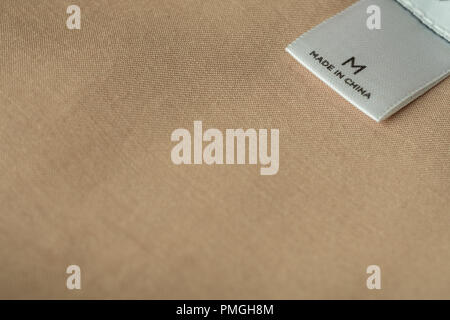 Close up macro shot di vestiti etichetta letterati made in China su sfondo tessili Foto Stock